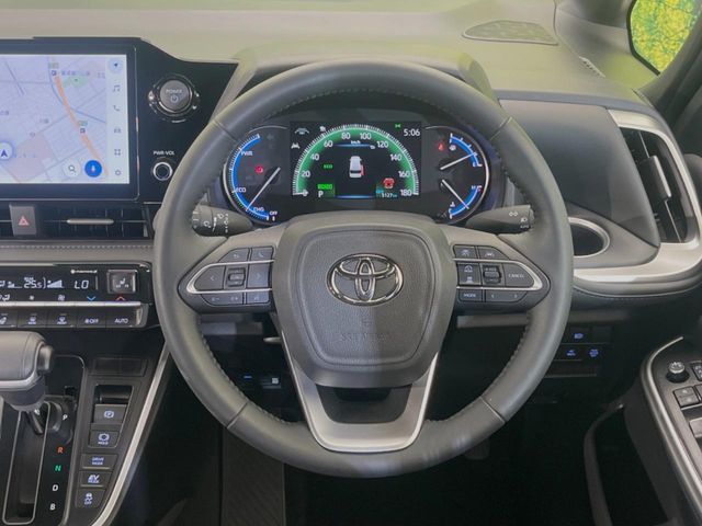 TOYOTA VOXY HYBRID 2025