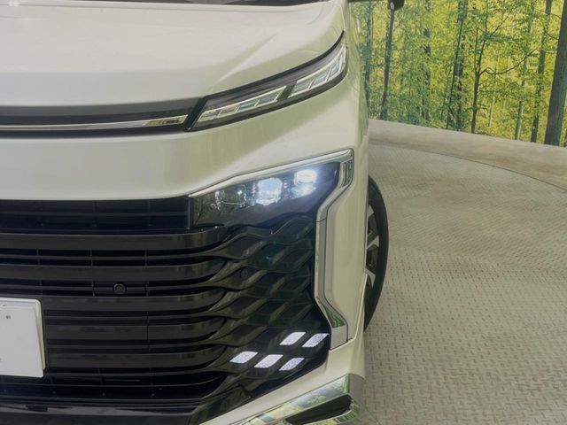 TOYOTA VOXY HYBRID 2025