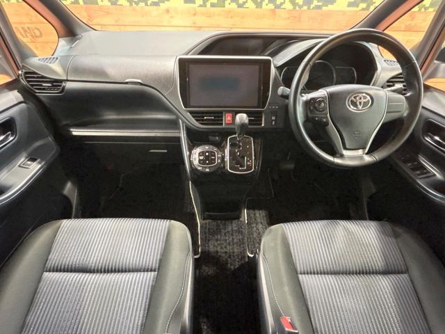 TOYOTA VOXY 2017