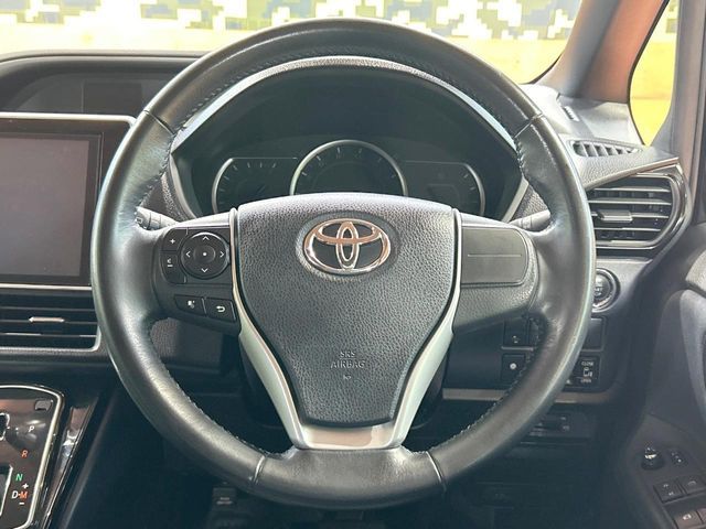 TOYOTA VOXY 2017