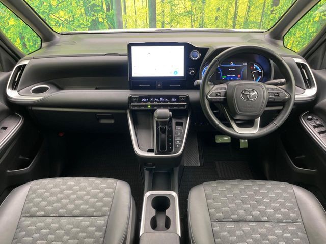 TOYOTA VOXY HYBRID 2023