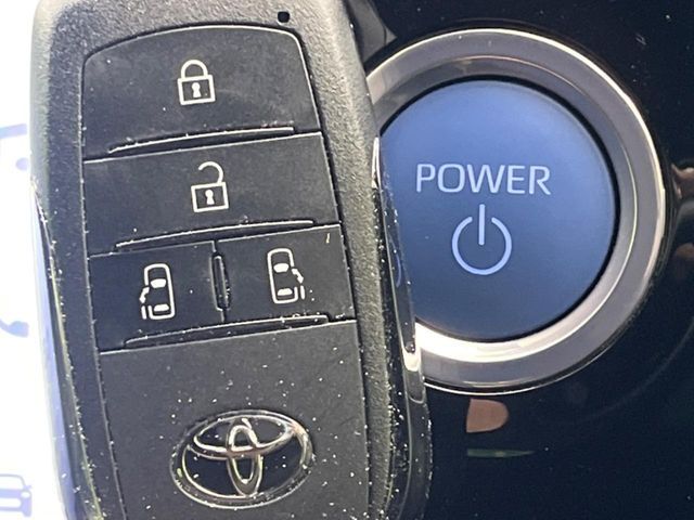 TOYOTA VOXY HYBRID 2023