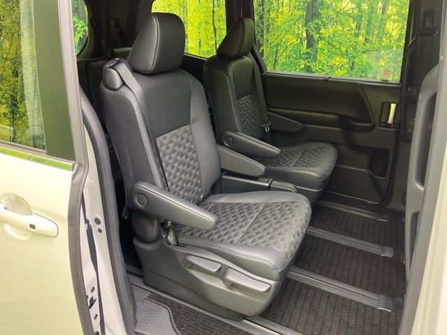 TOYOTA VOXY HYBRID 2023