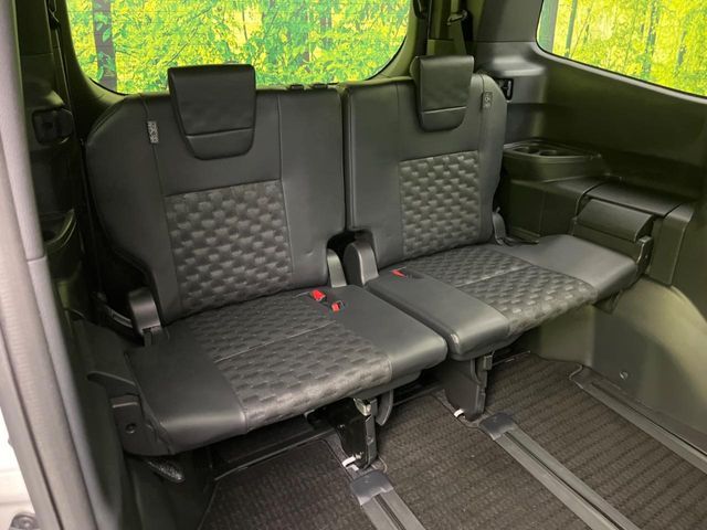 TOYOTA VOXY HYBRID 2023