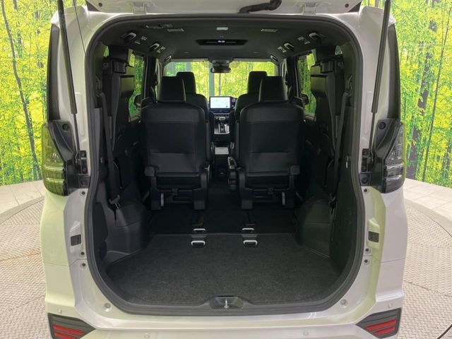 TOYOTA VOXY HYBRID 2023