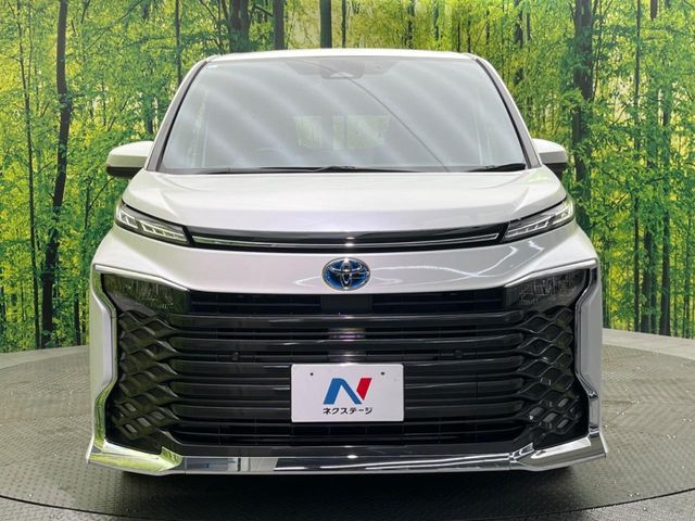 TOYOTA VOXY HYBRID 2023