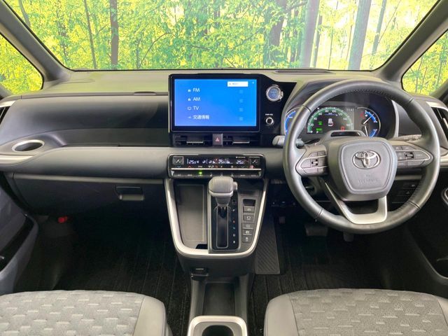 TOYOTA VOXY HYBRID 2022