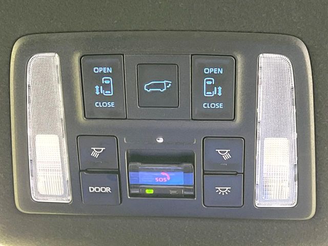 TOYOTA VOXY HYBRID 2022