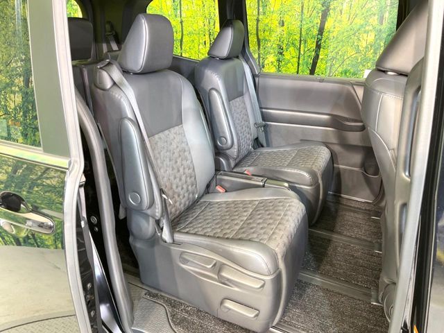 TOYOTA VOXY HYBRID 2022