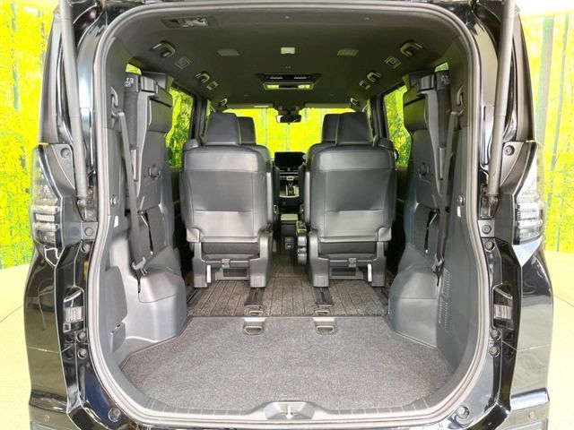 TOYOTA VOXY HYBRID 2022