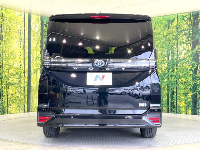 TOYOTA VOXY HYBRID 2022