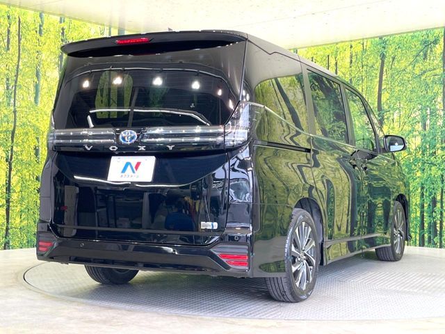 TOYOTA VOXY HYBRID 2022