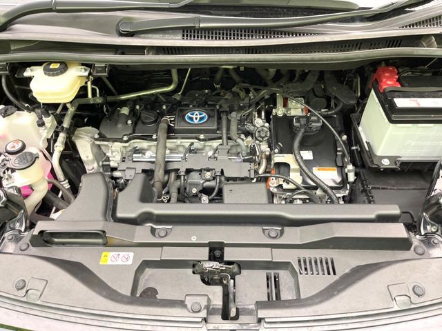 TOYOTA VOXY HYBRID 2022