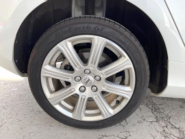 VOLVO VOLVO V40 2016