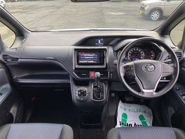 TOYOTA NOAH 4WD 2015