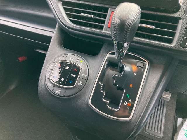 TOYOTA NOAH 4WD 2015