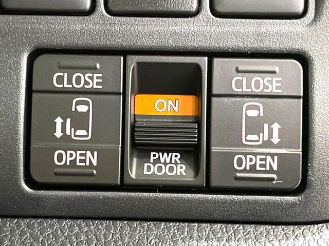 TOYOTA VOXY HYBRID 2021