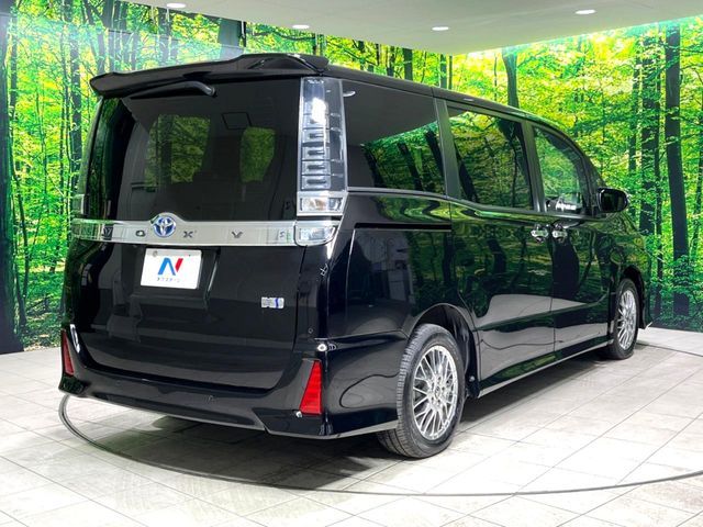 TOYOTA VOXY HYBRID 2021