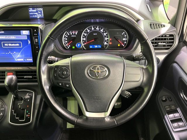 TOYOTA VOXY 2015