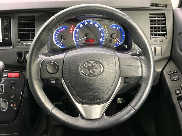 TOYOTA Isis 2014