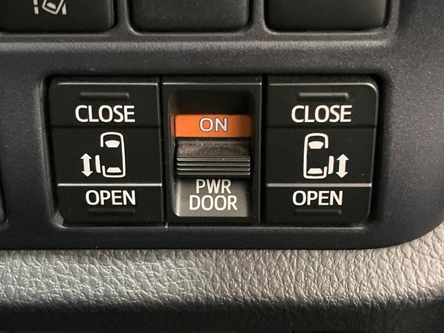 TOYOTA VOXY HYBRID 2017