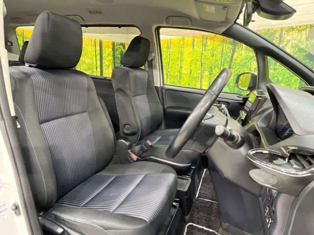 TOYOTA VOXY HYBRID 2017