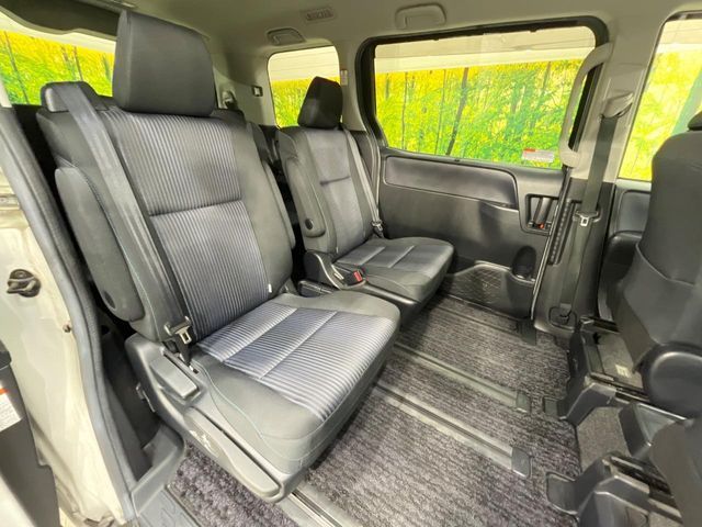 TOYOTA VOXY HYBRID 2017