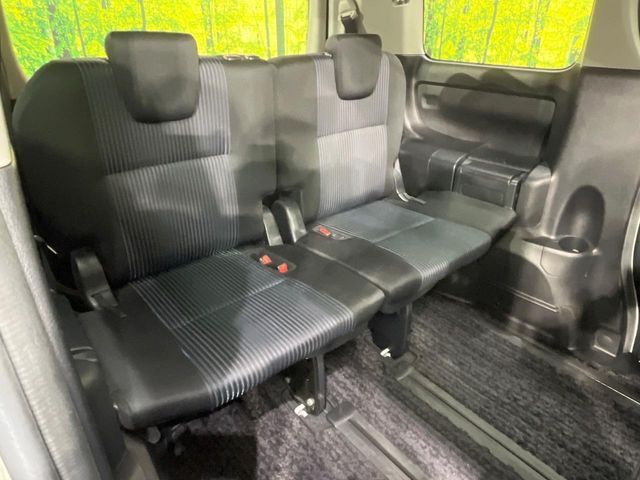 TOYOTA VOXY HYBRID 2017