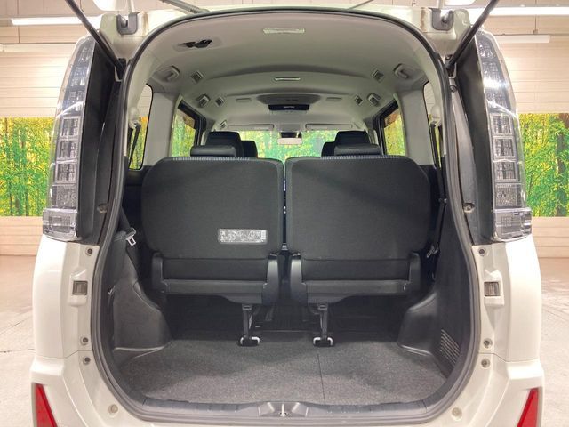 TOYOTA VOXY HYBRID 2017