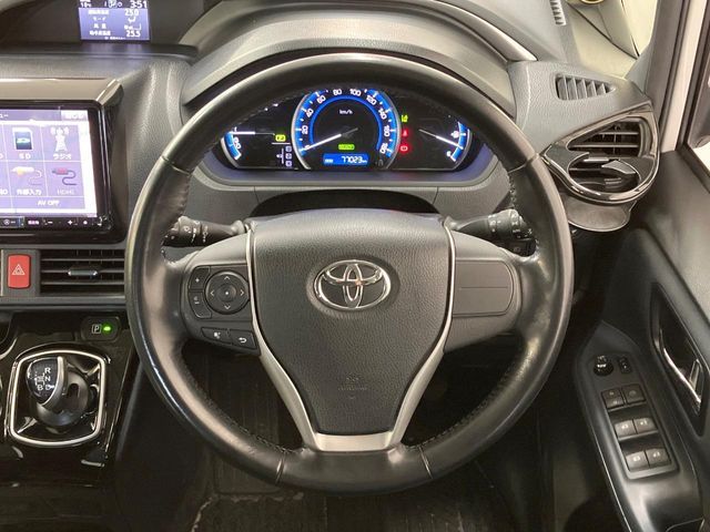 TOYOTA VOXY HYBRID 2017