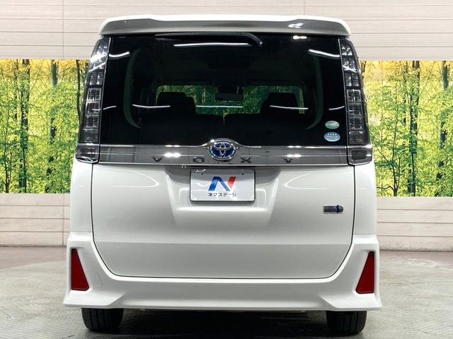 TOYOTA VOXY HYBRID 2017