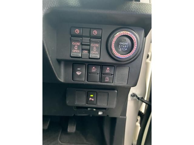 TOYOTA ROOMY 4WD 2023