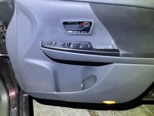 TOYOTA PRIUS Alpha 2014