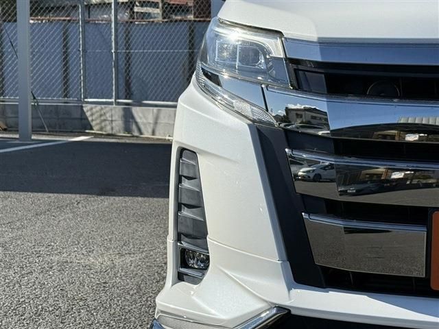 TOYOTA NOAH 2018