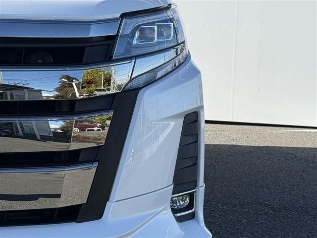 TOYOTA NOAH 2018