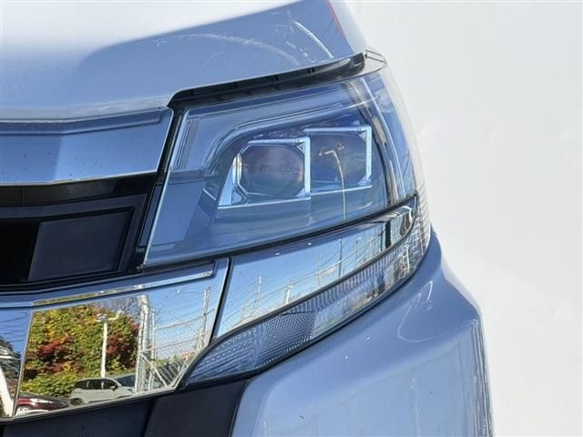 TOYOTA NOAH 2018