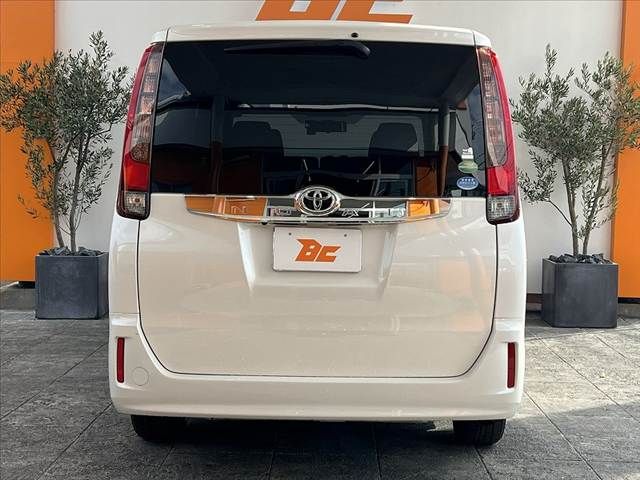 TOYOTA NOAH 2015
