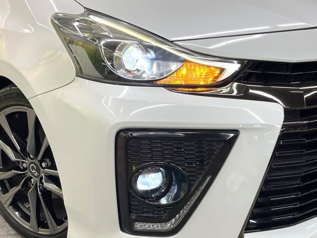 TOYOTA PRIUS Alpha 2015