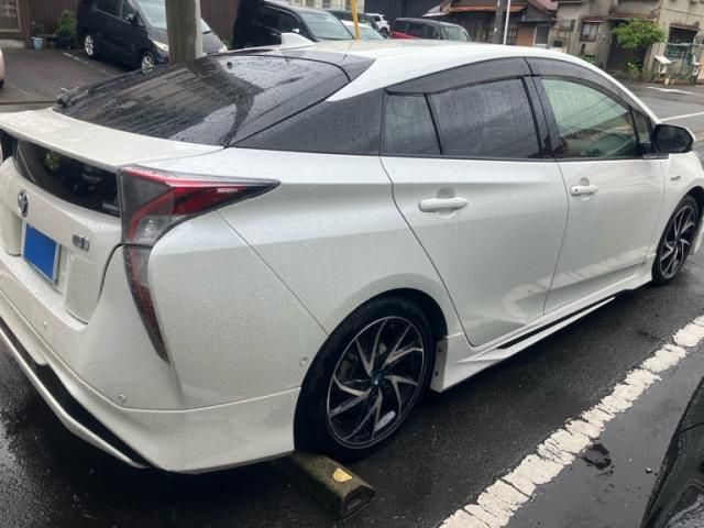 TOYOTA PRIUS 2017