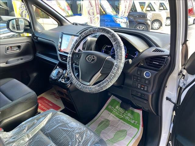 TOYOTA VOXY HYBRID 2017