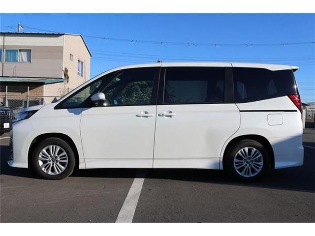 TOYOTA NOAH 2022