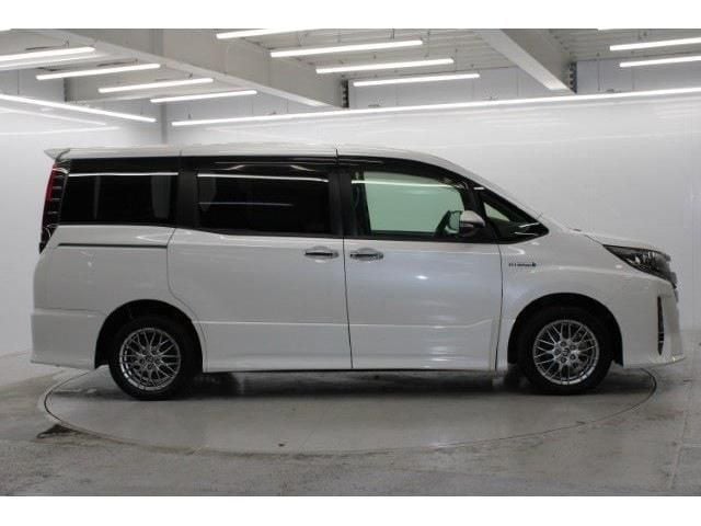 TOYOTA NOAH HYBRID 2019