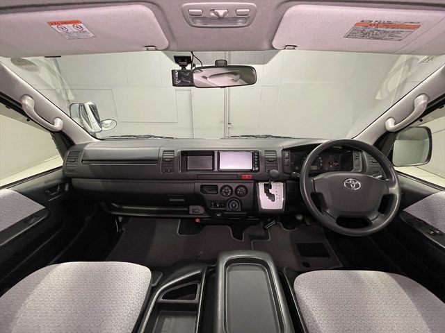 TOYOTA HIACE COMMUTER 2017