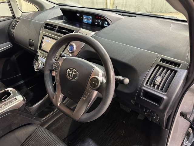 TOYOTA PRIUS Alpha 2015