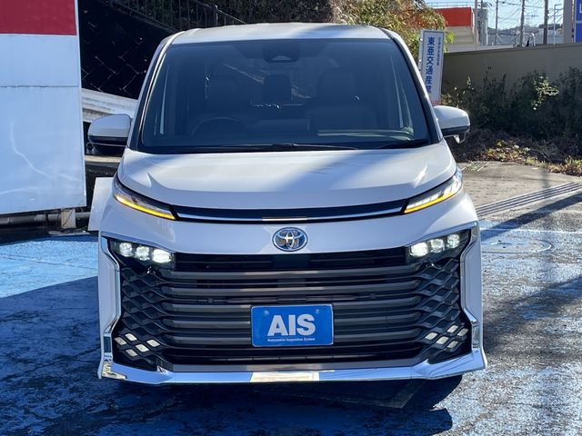 TOYOTA VOXY HYBRID 2022