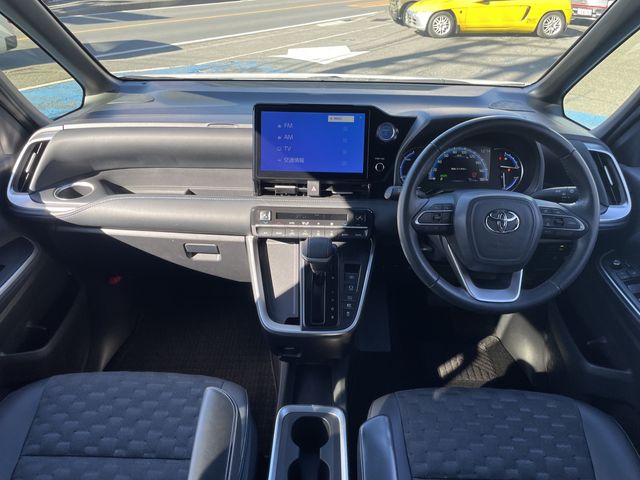 TOYOTA VOXY HYBRID 2022