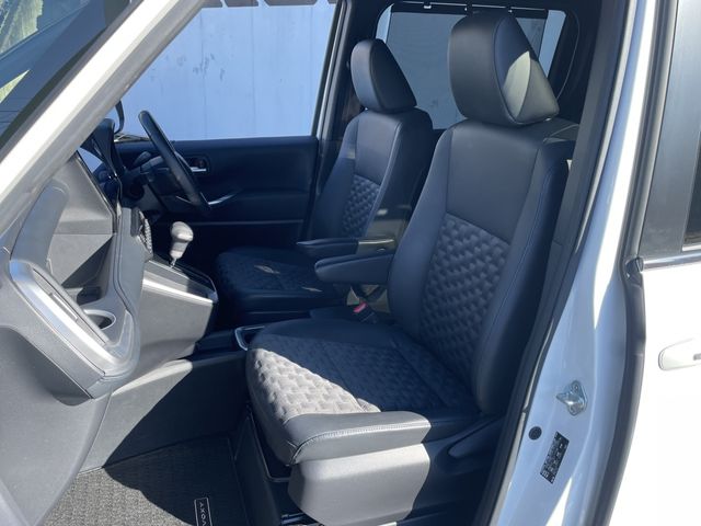 TOYOTA VOXY HYBRID 2022