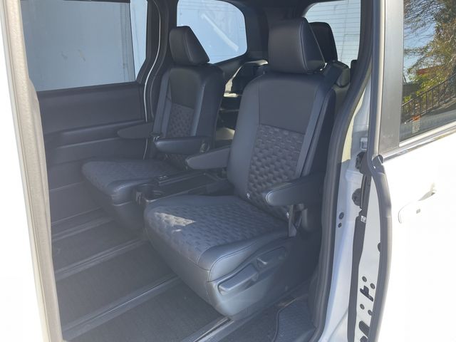 TOYOTA VOXY HYBRID 2022