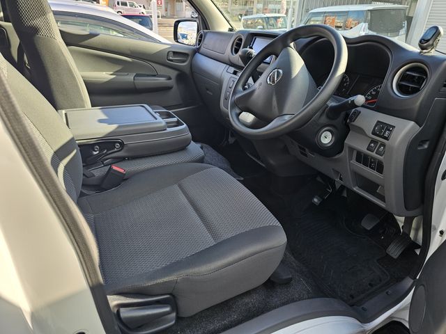 NISSAN NV350 CARAVAN 2020