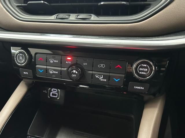 JEEP JEEP COMMANDER 2023